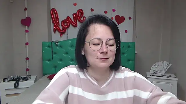 Snapshot of MarieSho chatting on April 2026 06:17:01 AM MarieSho online show from April 2026 06:17:01 AM