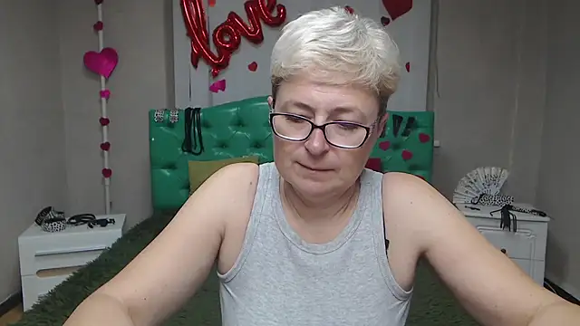 Snapshot of EmiliaGree chatting on October 2025 05:17:02 AM EmiliaGree online show from October 2025 05:17:02 AM