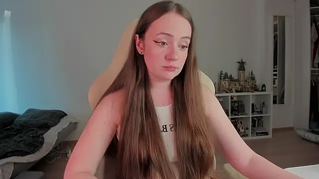 WalkingGirl online show from May 2026 04:45:01 PM