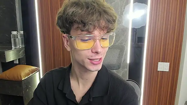 Snapshot of calvin_love_you chatting on April 2026 05:10:02 PM calvin love you online show from April 2026 05:10:02 PM