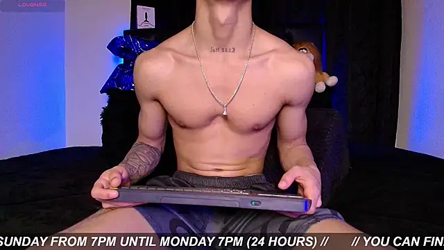 Snapshot of James1lee_ chatting on July 2026 05:02:02 AM James1lee online show from July 2026 05:02:02 AM