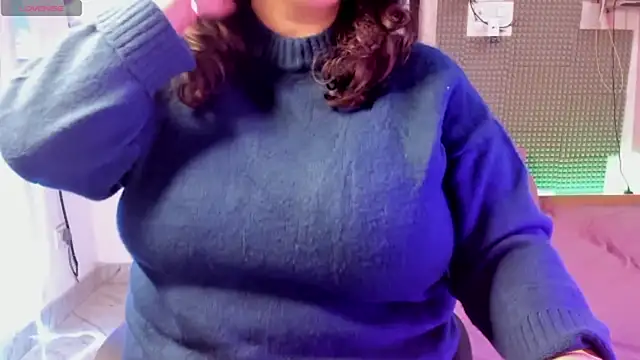 Snapshot of Gulabi_Queen chatting on December 2024 05:06:02 PM Gulabi Queen online show from December 2024 05:06:02 PM