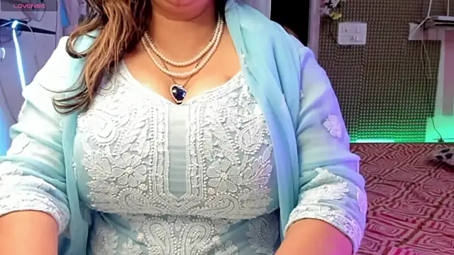 Snapshot of Gulabi_Queen chatting on March 2025 03:38:02 PM Gulabi Queen online show from March 2025 03:38:02 PM