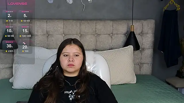 Snapshot of Laia_and_Aloby chatting on November 2025 10:32:02 PM Laia and Aloby online show from November 2025 10:32:02 PM