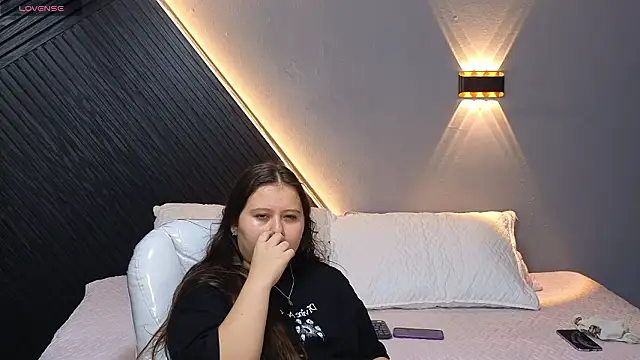 Snapshot of Laia_and_Aloby chatting on February 2026 10:18:01 PM Laia and Aloby online show from February 2026 10:18:01 PM