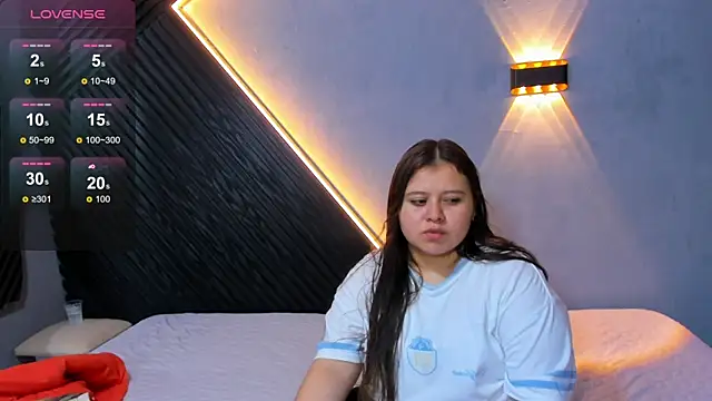 Snapshot of Laia_and_Aloby chatting on June 2026 11:32:02 PM Laia and Aloby online show from June 2026 11:32:02 PM