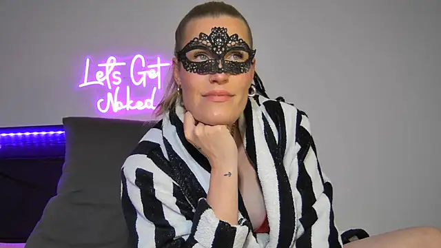 Snapshot of Sissy-Bee chatting on May 2026 06:16:01 PM Sissy-Bee online show from May 2026 06:16:01 PM