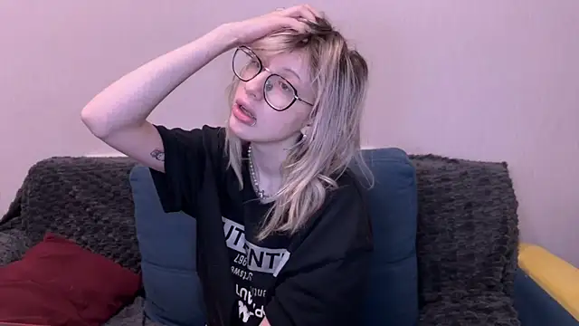 moundliicht1 online show from October 2025 08:32:01 PM