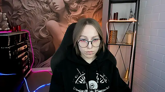 Snapshot of AphexQueen chatting on February 2025 05:15:02 PM AphexQueen online show from February 2025 05:15:02 PM