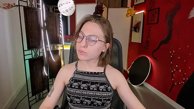 Snapshot of AphexQueen chatting on February 2025 09:10:01 AM AphexQueen online show from February 2025 09:10:01 AM