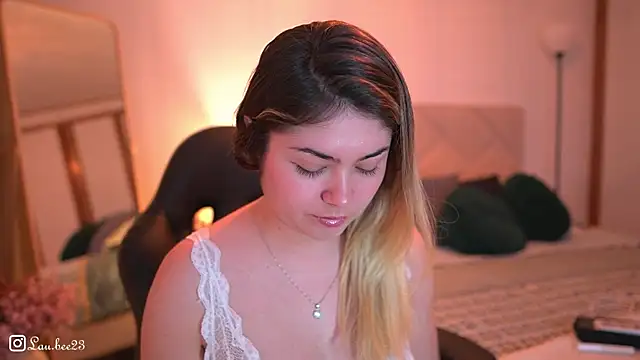 Lau Bee online show from December 2025 07:53:02 PM