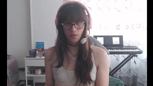 Snapshot of Alice_love29 chatting on May 2026 04:44:02 PM Alice love29 online show from May 2026 04:44:02 PM