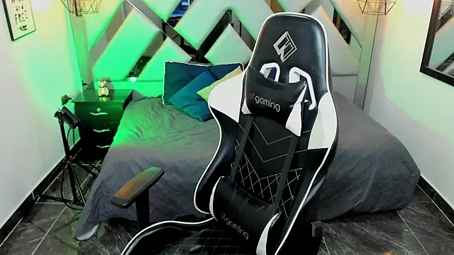 Snapshot of Nahomi-Hill chatting on February 2025 11:16:02 PM Nahomi-Hill online show from February 2025 11:16:02 PM