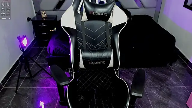 Snapshot of Nahomi-Hill chatting on February 2025 10:45:01 PM Nahomi-Hill online show from February 2025 10:45:01 PM