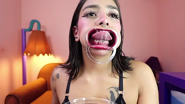 miss collins online show from October 2025 06:04:01 PM