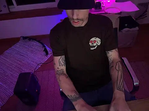 Snapshot of RuffClvb chatting on November 2025 08:14:01 AM RuffClvb online show from November 2025 08:14:01 AM