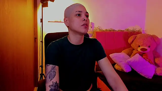 Charlee pink online show from April 2026 07:01:02 PM