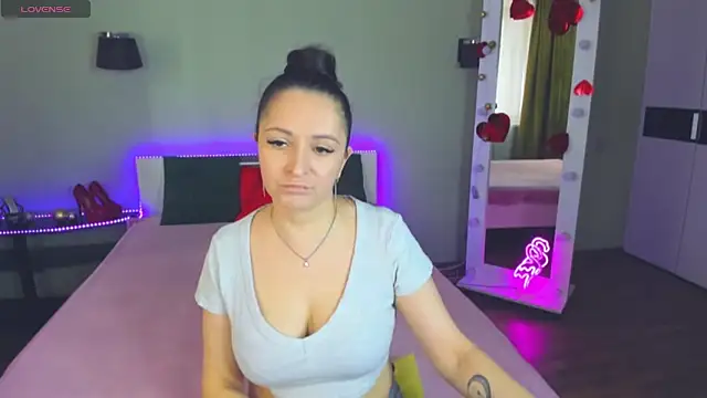 AngellLika online show from October 2025 12:58:01 PM