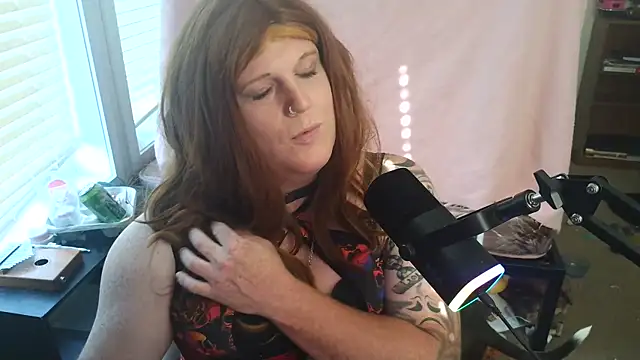 Snapshot of EmberLee chatting on October 2025 08:51:02 PM EmberLee online show from October 2025 08:51:02 PM