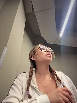 Snapshot of vixen_allure chatting on January 2026 01:05:02 PM vixen allure online show from January 2026 01:05:02 PM