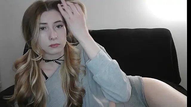 Snapshot of ErikaShyy chatting on April 2026 11:57:02 AM ErikaShyy online show from April 2026 11:57:02 AM