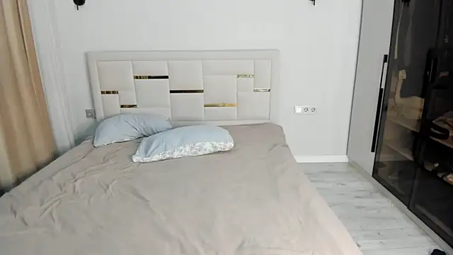 Lola Peach online show from April 2026 02:33:01 AM