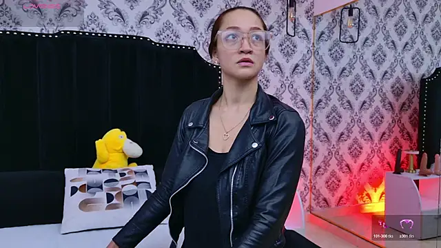 Snapshot of SaaraBrown chatting on November 2025 12:17:01 PM SaaraBrown online show from November 2025 12:17:01 PM