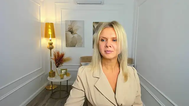 AgathaKlouin online show from March 2026 07:30:01 PM