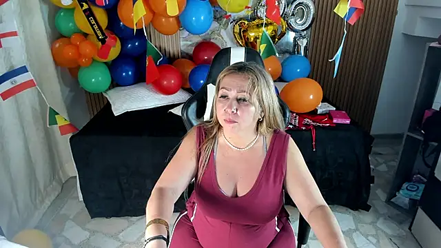 Snapshot of Danna_topless chatting on June 2026 12:03:02 PM Danna topless online show from June 2026 12:03:02 PM