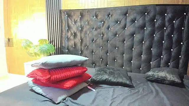 Snapshot of Laross25 chatting on May 2026 08:14:01 PM Laross25 online show from May 2026 08:14:01 PM
