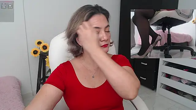 Snapshot of Chiraz_hasnaa chatting on December 2024 01:10:01 PM Chiraz hasnaa online show from December 2024 01:10:01 PM