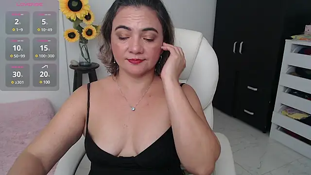 Snapshot of Chiraz_hasnaa chatting on December 2024 12:15:02 AM Chiraz hasnaa online show from December 2024 12:15:02 AM