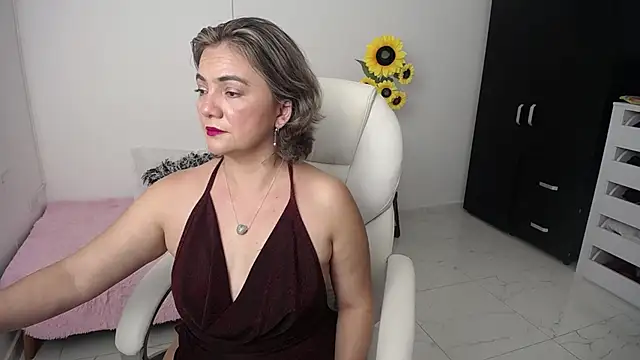 Snapshot of Chiraz_hasnaa chatting on January 2025 08:26:01 PM Chiraz hasnaa online show from January 2025 08:26:01 PM