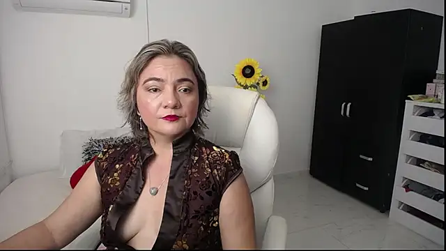 Snapshot of Chiraz_hasnaa chatting on January 2025 10:19:01 PM Chiraz hasnaa online show from January 2025 10:19:01 PM