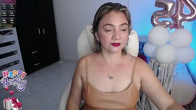 Snapshot of Chiraz_hasnaa chatting on January 2025 11:56:02 PM Chiraz hasnaa online show from January 2025 11:56:02 PM