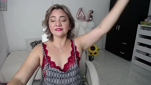 Snapshot of Chiraz_hasnaa chatting on January 2025 12:26:02 PM Chiraz hasnaa online show from January 2025 12:26:02 PM