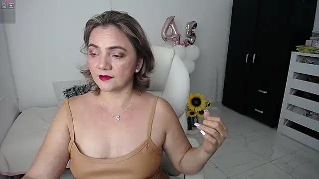 Snapshot of Chiraz_hasnaa chatting on January 2025 10:39:01 PM Chiraz hasnaa online show from January 2025 10:39:01 PM