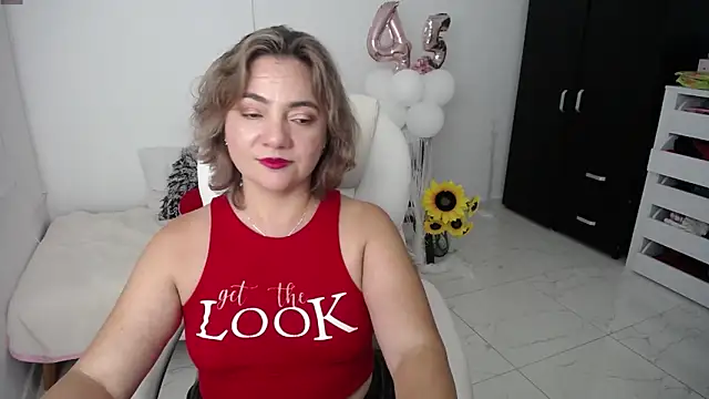 Snapshot of Chiraz_hasnaa chatting on January 2025 02:10:01 AM Chiraz hasnaa online show from January 2025 02:10:01 AM