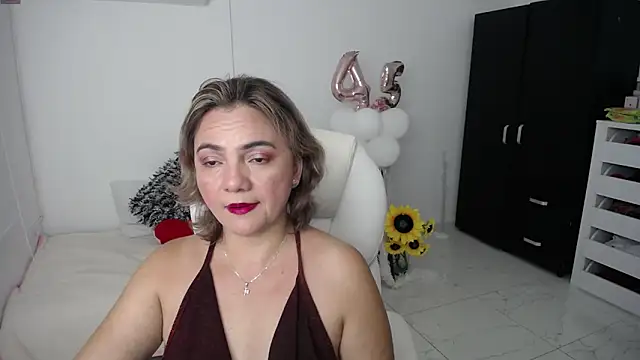 Snapshot of Chiraz_hasnaa chatting on January 2025 11:54:01 PM Chiraz hasnaa online show from January 2025 11:54:01 PM