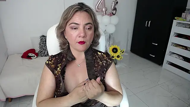 Snapshot of Chiraz_hasnaa chatting on February 2025 02:37:01 AM Chiraz hasnaa online show from February 2025 02:37:01 AM