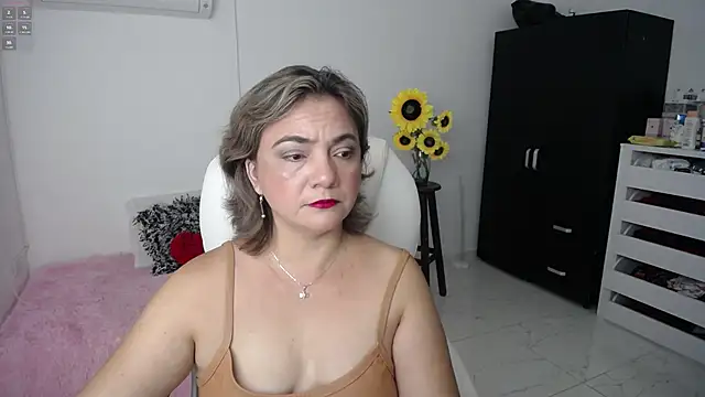 Snapshot of Chiraz_hasnaa chatting on February 2025 10:15:01 PM Chiraz hasnaa online show from February 2025 10:15:01 PM