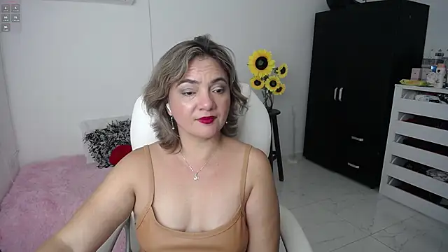 Snapshot of Chiraz_hasnaa chatting on February 2025 01:19:01 AM Chiraz hasnaa online show from February 2025 01:19:01 AM