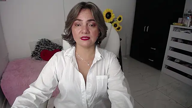 Snapshot of Chiraz_hasnaa chatting on February 2025 10:36:01 PM Chiraz hasnaa online show from February 2025 10:36:01 PM