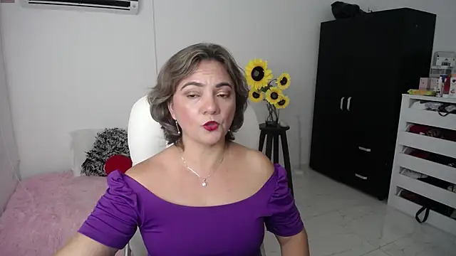 Snapshot of Chiraz_hasnaa chatting on February 2025 01:43:02 AM Chiraz hasnaa online show from February 2025 01:43:02 AM