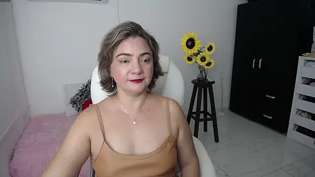 Snapshot of Chiraz_hasnaa chatting on February 2025 11:32:01 PM Chiraz hasnaa online show from February 2025 11:32:01 PM