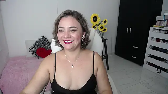 Snapshot of Chiraz_hasnaa chatting on February 2025 10:48:01 PM Chiraz hasnaa online show from February 2025 10:48:01 PM