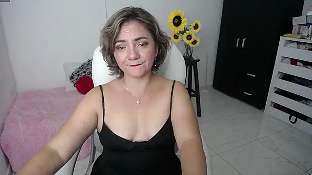 Snapshot of Chiraz_hasnaa chatting on February 2025 01:55:01 AM Chiraz hasnaa online show from February 2025 01:55:01 AM