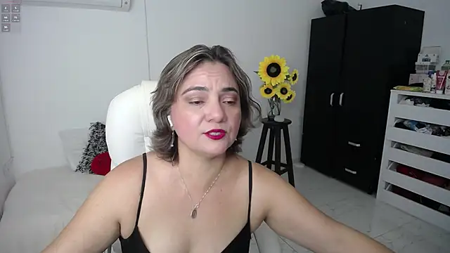 Snapshot of Chiraz_hasnaa chatting on March 2025 11:09:02 PM Chiraz hasnaa online show from March 2025 11:09:02 PM