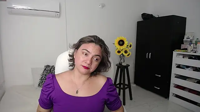 Snapshot of Chiraz_hasnaa chatting on March 2025 09:17:01 PM Chiraz hasnaa online show from March 2025 09:17:01 PM