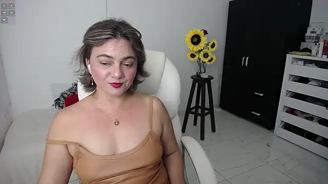 Snapshot of Chiraz_hasnaa chatting on March 2025 11:25:01 PM Chiraz hasnaa online show from March 2025 11:25:01 PM